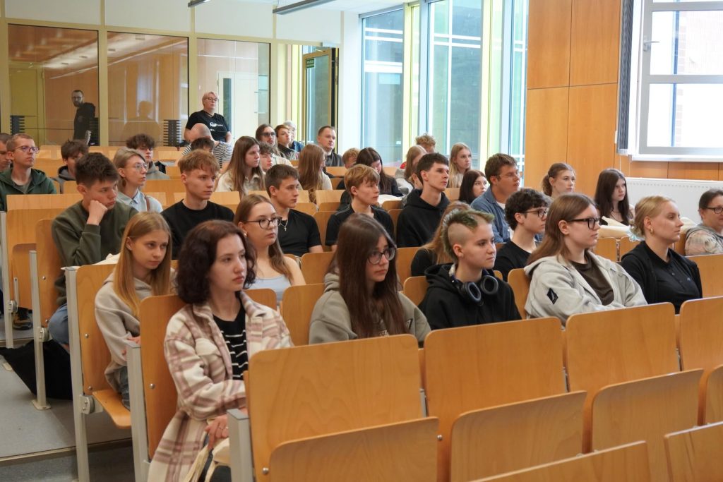 Uczestnicy podczas otwarcia warsztatów „Buduj z natury”