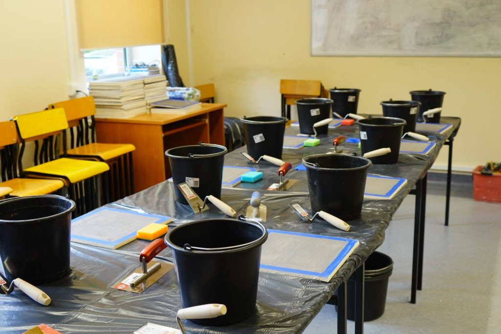 Przygotowane stanowiska do zajęć praktycznych podczas warsztatów „Buduj z natury”