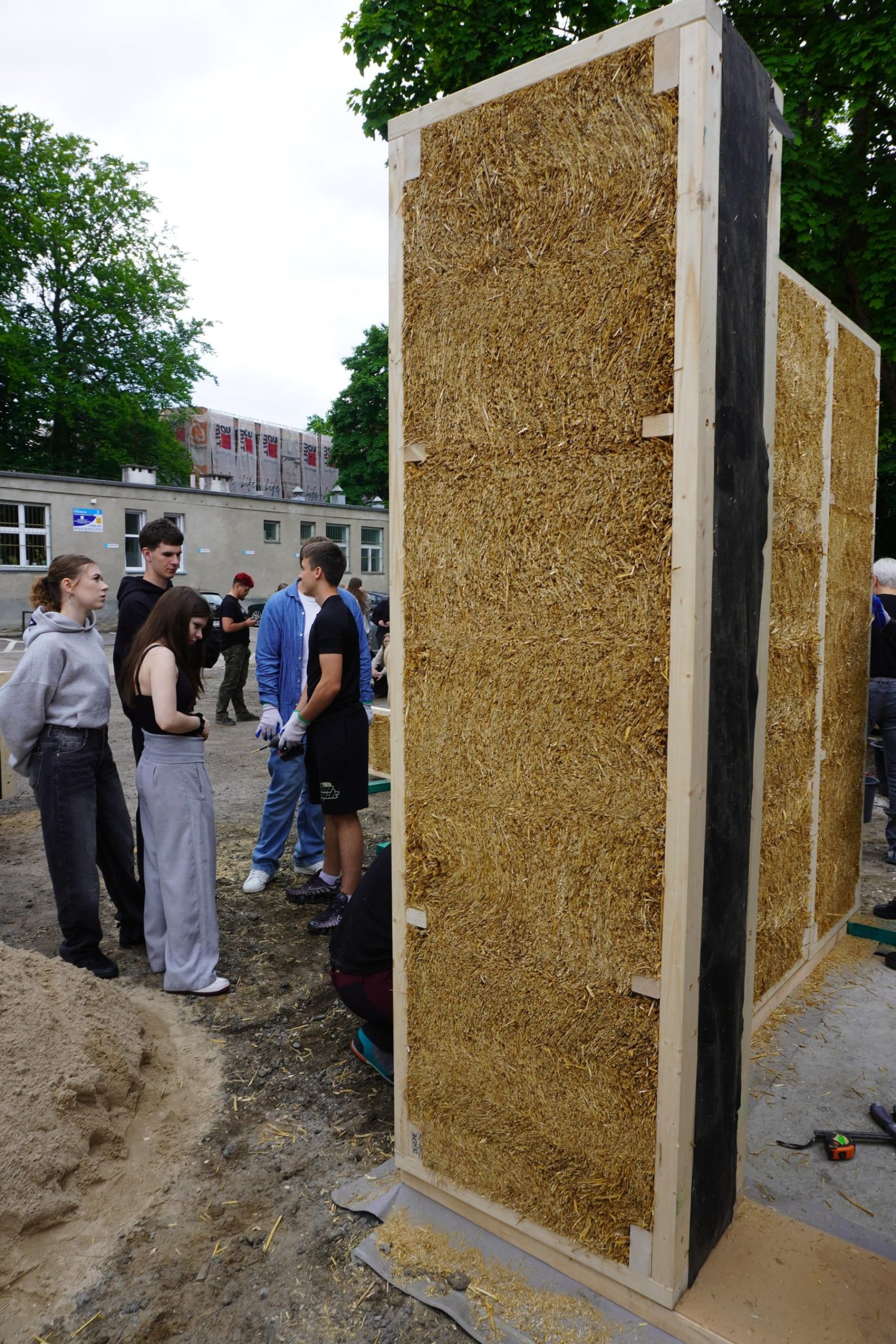 Wypełnianie konstrukcji ściany materiałami naturalnymi